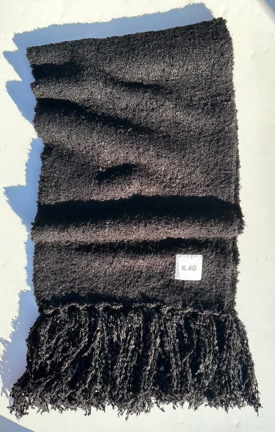 oversized scarf, oversized skjerf, skjerf, ilag skjerf, skjerf svart, black scarf, ullskjerf, wool scarf, ilag, scandinavian design, skandinavisk design, sustainable fashion
